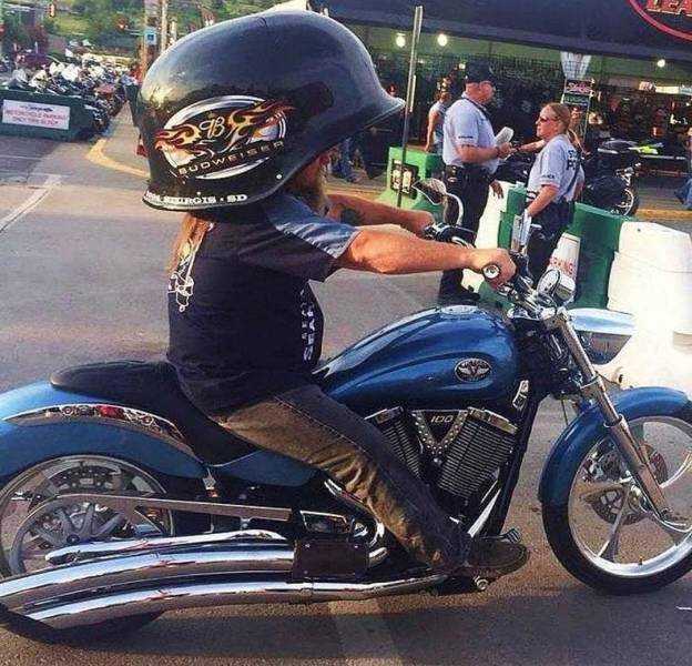 images/gallery/sightgags/BigHelmet.jpg