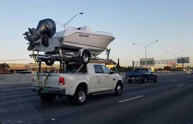 images/gallery/sightgags/BoatOnTruck.jpg