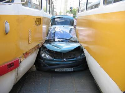 images/gallery/sightgags/CarBetweenBuses.jpg