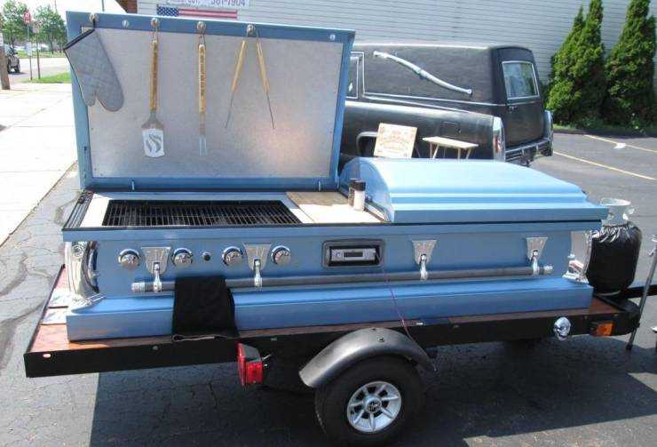 images/gallery/sightgags/CasketBBQ.jpg