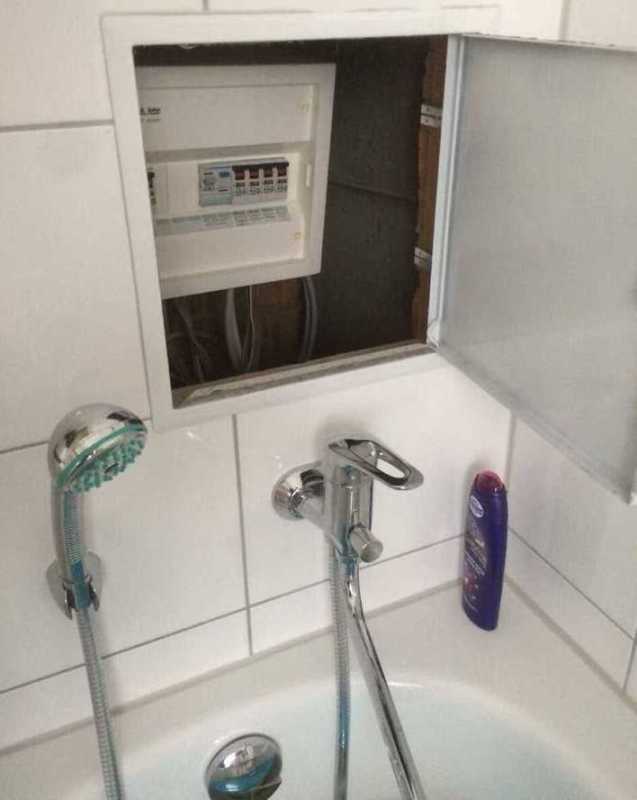 images/gallery/sightgags/CircuitBreakerBath.jpg