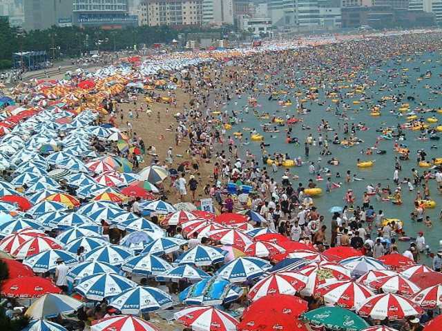 images/gallery/sightgags/CrowdedKoreanBeach.jpg