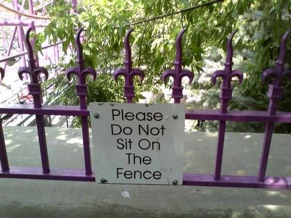 images/gallery/sightgags/DontSitOnFence.jpg