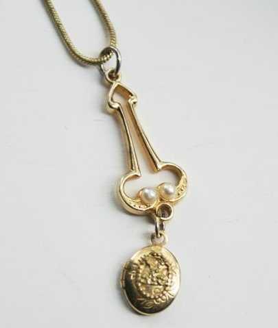 images/gallery/sightgags/FamilyJewelsPearlNecklace.jpg