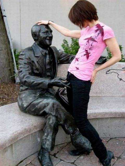images/gallery/sightgags/FingerStatue.jpg