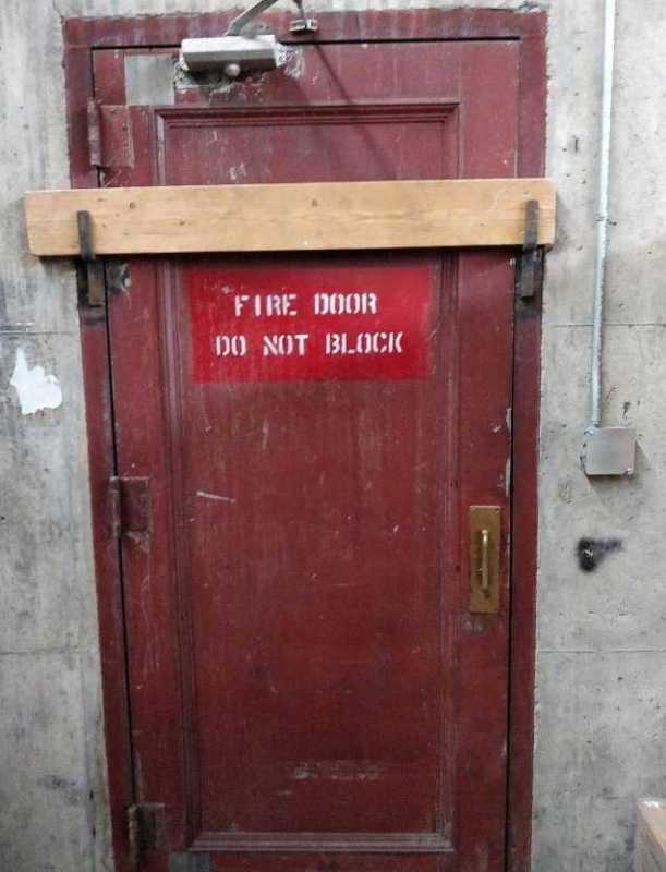 images/gallery/sightgags/FireDoor.jpg