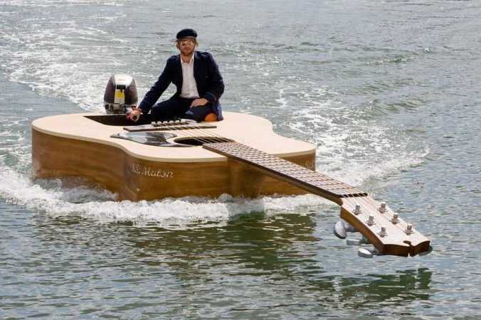 images/gallery/sightgags/GuitarBoat.jpg