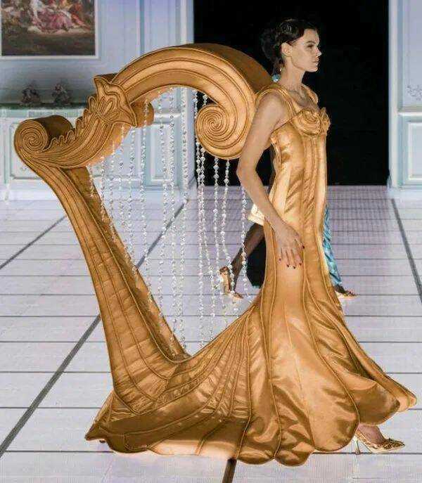 images/gallery/sightgags/HarpDress.jpg