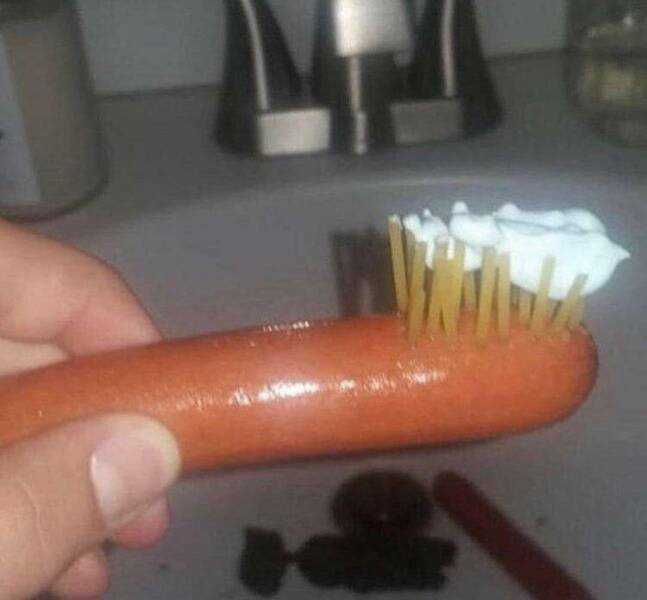 images/gallery/sightgags/HotDogToothbrush.jpg