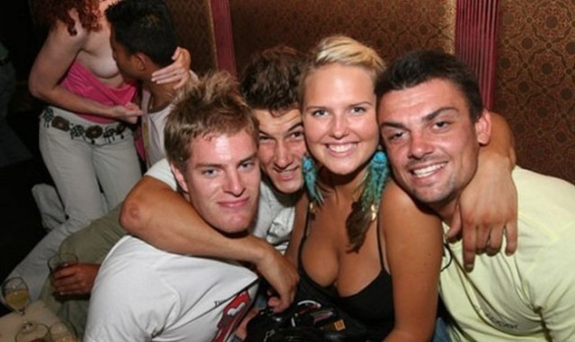 images/gallery/sightgags/HowBackgroundPeopleRuinYourPhotos1.jpg