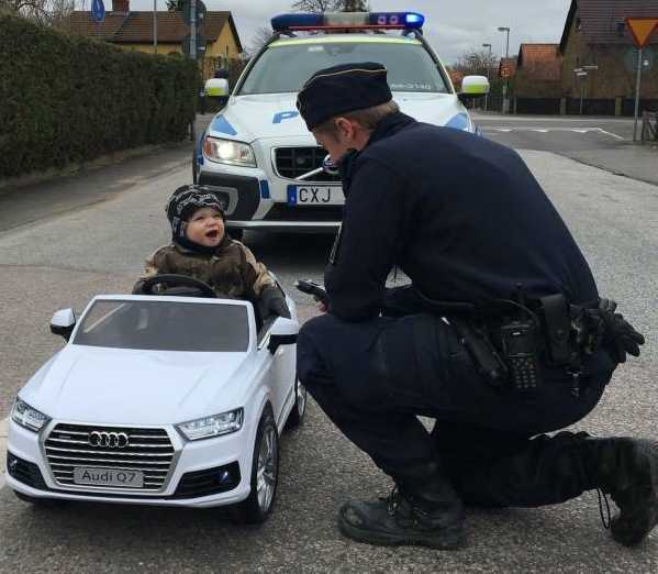 images/gallery/sightgags/KidTrafficStop.jpg