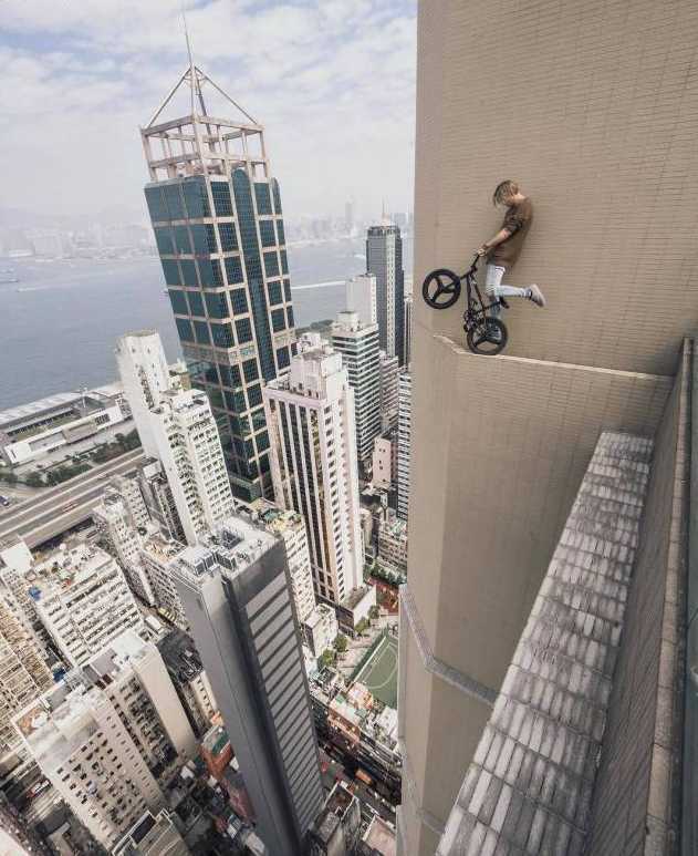 images/gallery/sightgags/LastBikeStunt.jpg