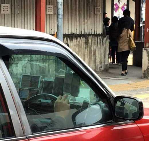 images/gallery/sightgags/MorePhonesMoreBetter.jpg