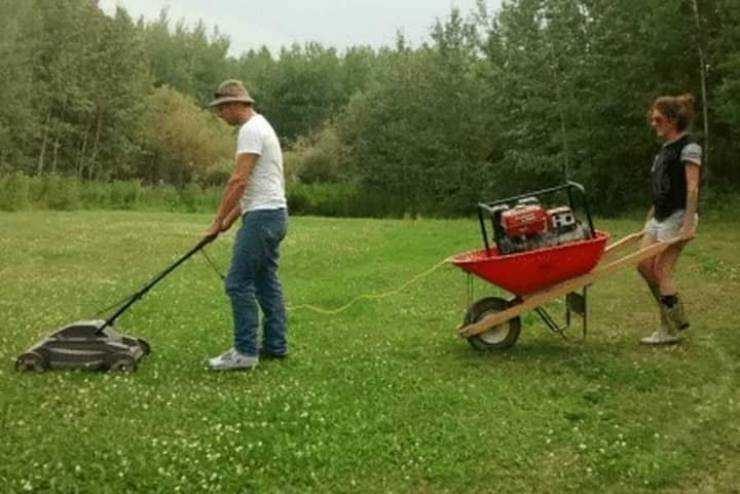 images/gallery/sightgags/MowerGeneratorWheelbarrow.jpg