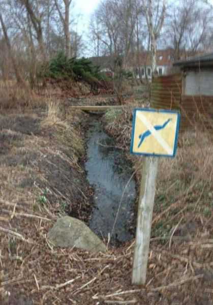 images/gallery/sightgags/NoDivingIntoDitch.jpg