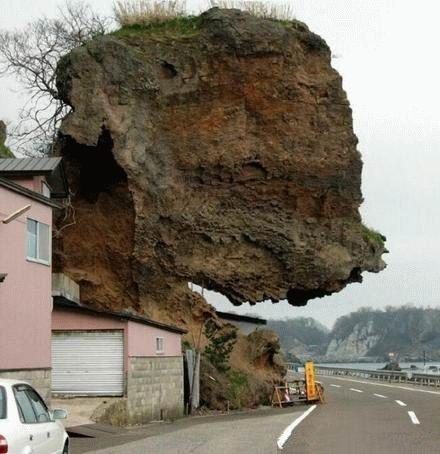 images/gallery/sightgags/OverhangOverRoad.jpg