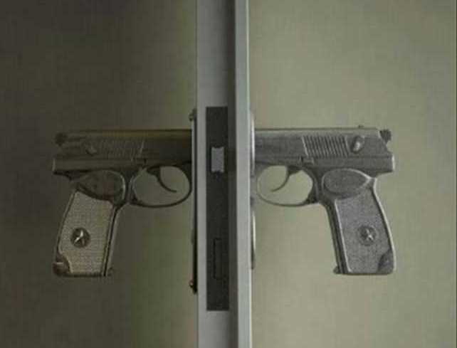 images/gallery/sightgags/PistolDoorKnobs.jpg
