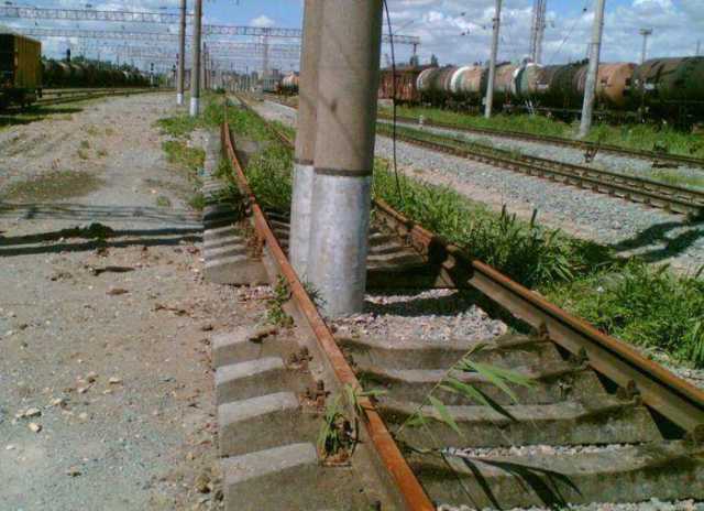 images/gallery/sightgags/RRtracksPole.jpg