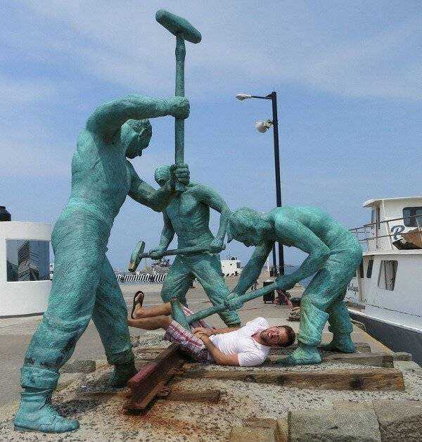 images/gallery/sightgags/RailroadStatues.jpg
