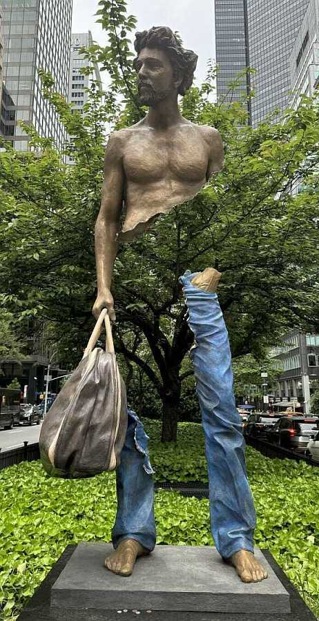 images/gallery/sightgags/SeeThruStatue.jpg