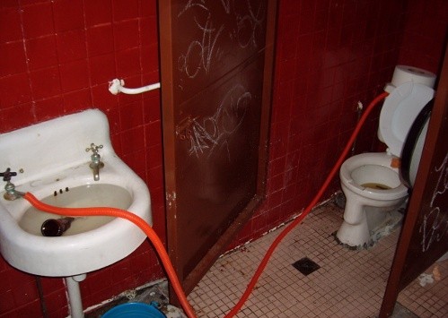 images/gallery/sightgags/SinkHoseToilet.jpg