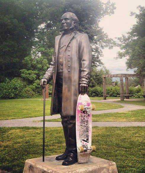 images/gallery/sightgags/SkateboardingStatue.jpg