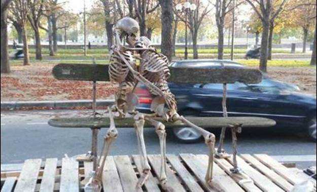 images/gallery/sightgags/SkeletonParkBench.jpg