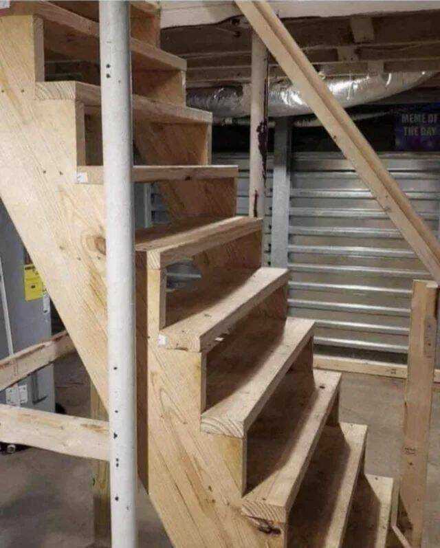 images/gallery/sightgags/SkinnyStairs.jpg