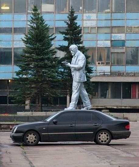 images/gallery/sightgags/StatueOnCar.jpg