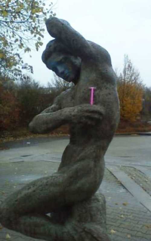 images/gallery/sightgags/StatueShaving.jpg