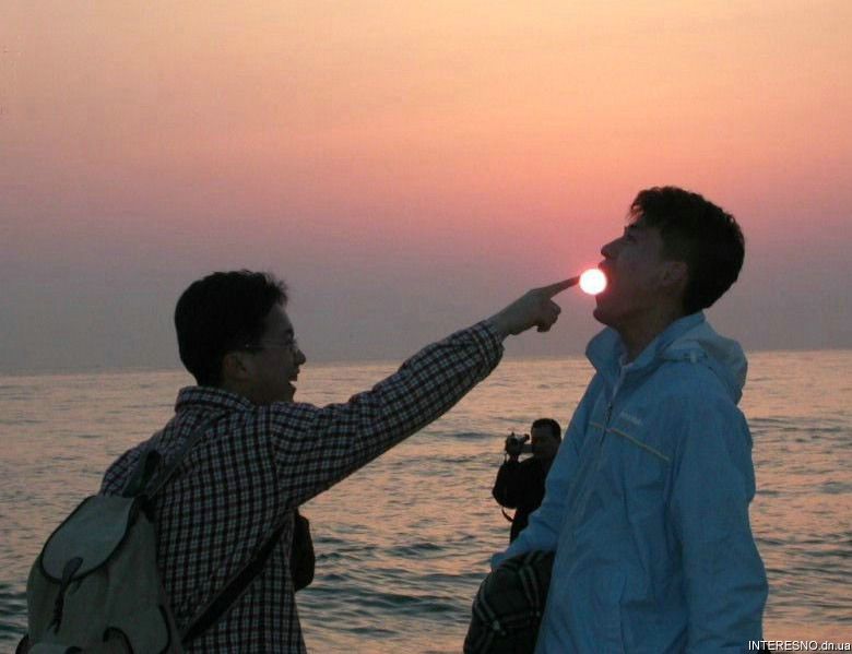 images/gallery/sightgags/SunInMouth.jpg