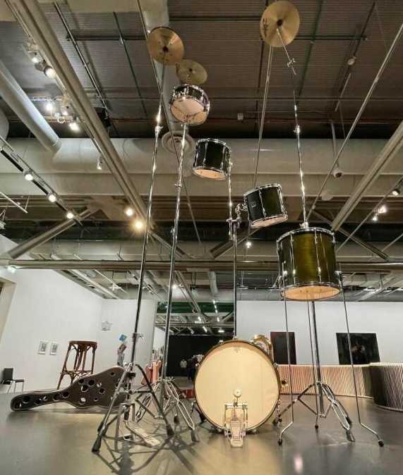 images/gallery/sightgags/TallDrumSet.jpg