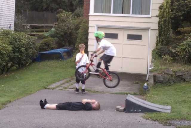images/gallery/sightgags/ThatsGonnaHurt.jpg
