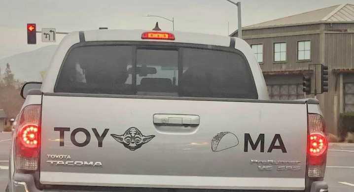 images/gallery/sightgags/ToyYodaTacoMa.jpg