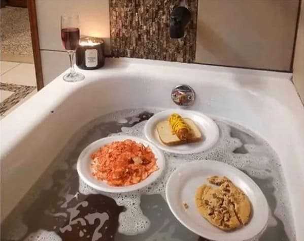images/gallery/sightgags/TubDinner.jpg