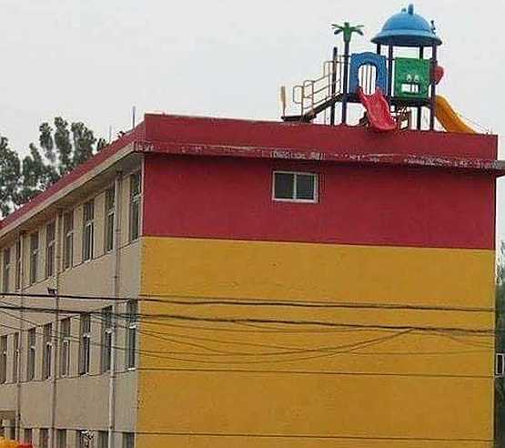 images/gallery/sightgags/WatchThatSlide.jpg