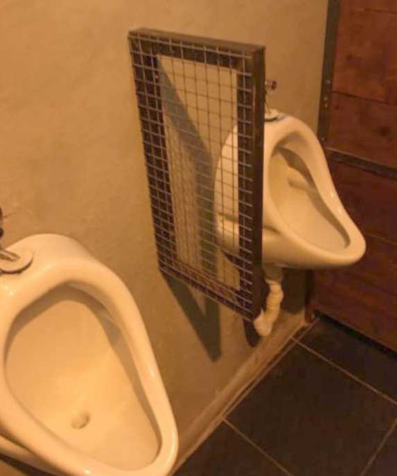 images/gallery/sightgags/WireUrinalDivider.jpg