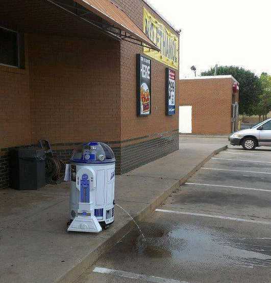 images/gallery/sightgags/R2D2Peeing.jpg