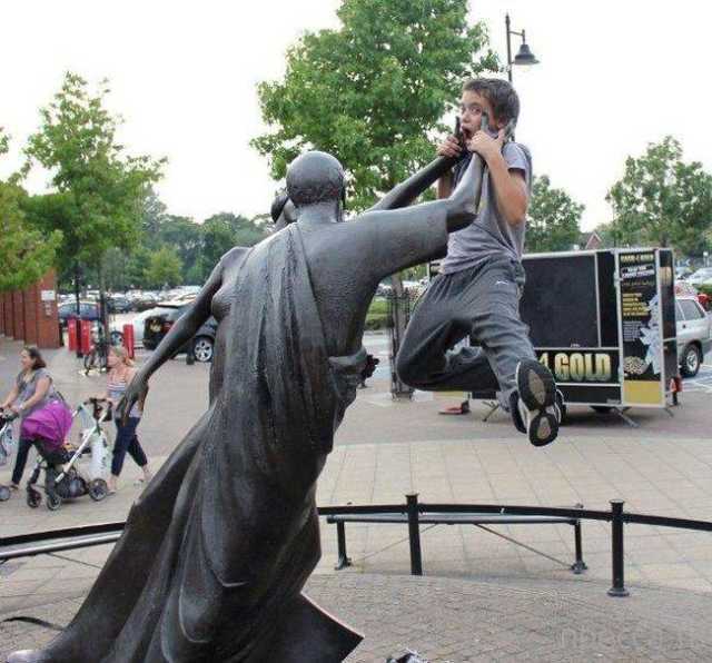 images/gallery/sightgags/StatueGrab.jpg